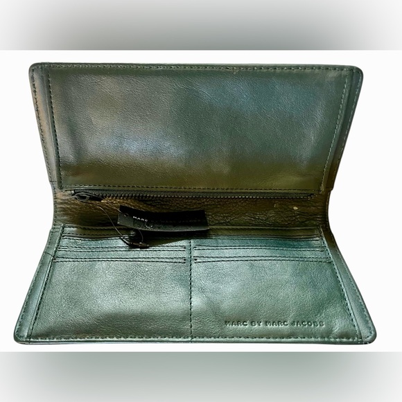 Hostess Pick x 2 🥳💥🔥 Marc Jacobs Embossed Green Wallet - Picture 4 of 11